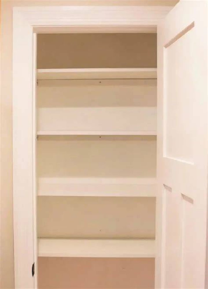 How to install closet shelves